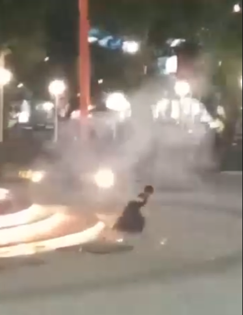 Seorang anak bermain petasan di Alun-Alun Malang. (Istimewa)