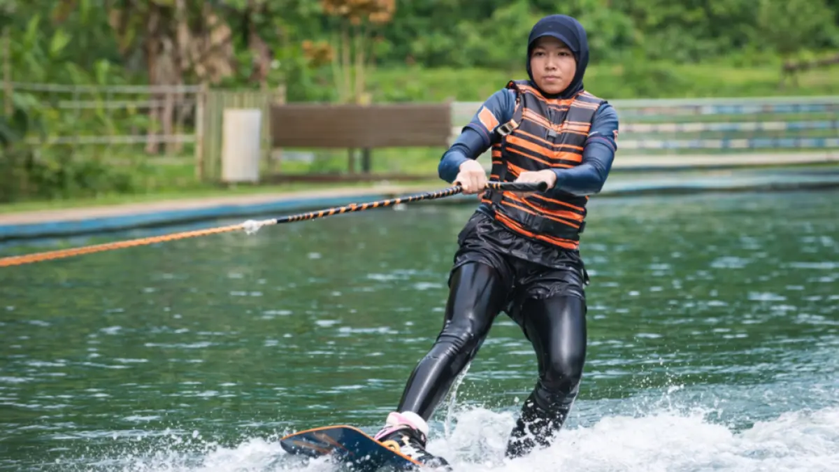 JAGA POLA MAKAN: Atlet Ski Air Kota Malang berlatih di Embung Cempaka, Kecamatan Pakis, beberapa waktu lalu. (Ski Air Kota Malang for Radar Malang)