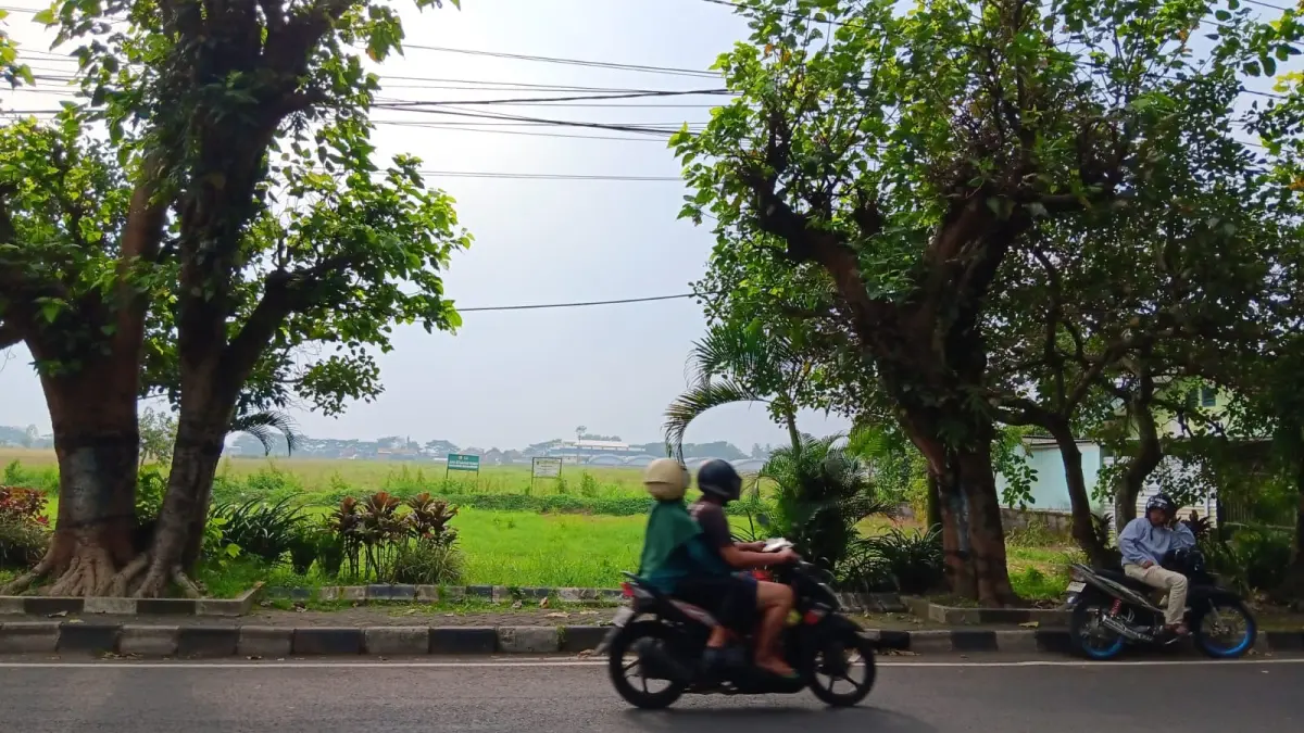 Kondisi lahan yang akan dipakai Alun-Alun Kepanjen di depan Kantor Bupati, Jalan Panji, Desa Panggungrejo, Kecamatan Kepanjen. (Indah Mei Yunita/Radar Malang)