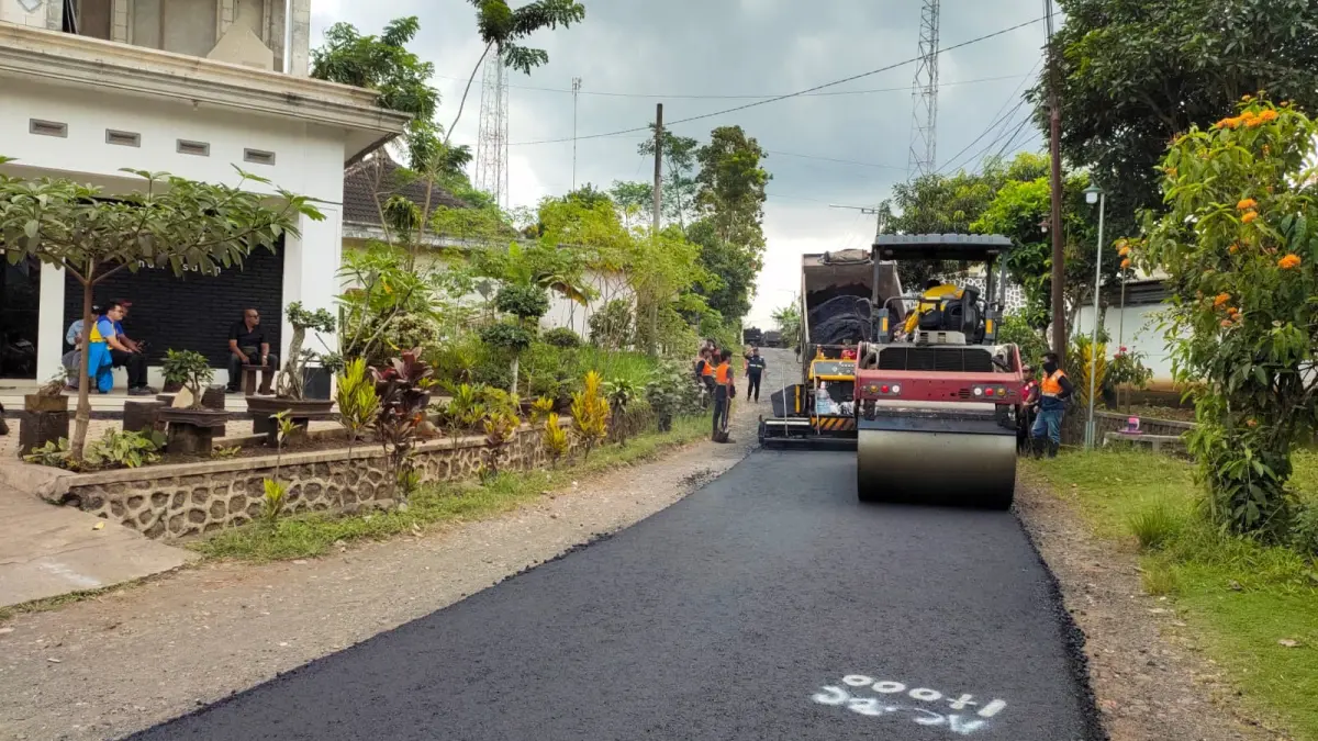Petugas DPUBM Kabupaten Malang melakukan perbaikan Jalan Srimulyo di Kecamatan Dampit kemarin. (DPUBM Kabupaten Malang for Radar Malang)