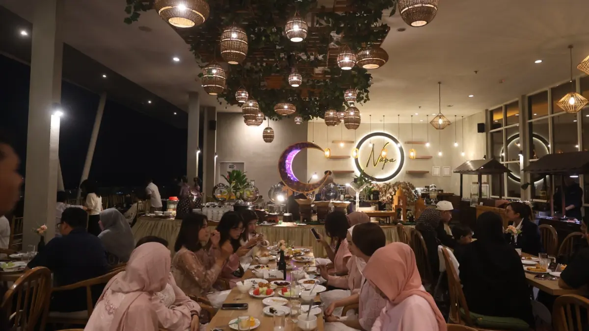 SAJIKAN DENGAN SEMPURNA: Pramusaji Ascent Premiere and Convention Malang menyajikan hidangan untuk berbuka puasa kemarin sore (Darmono/Radar Malang)