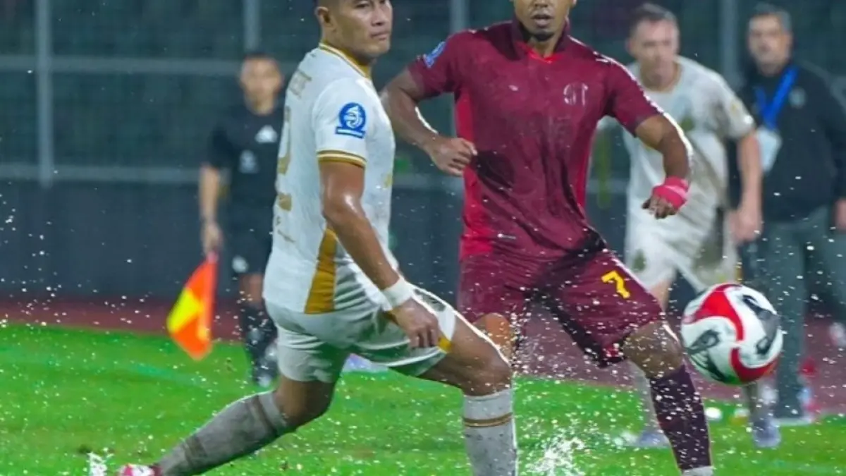 TANGGUH: Gabriel Silva (kanan) melepaskan umpan bola dalam pertandingan menghadapi Bhayangkara Presisi Lampung FC di Stadion Sumpah Pemuda, Bandar Lampung, 10 Maret lalu. (MO Arema FC For Radar Malang) 