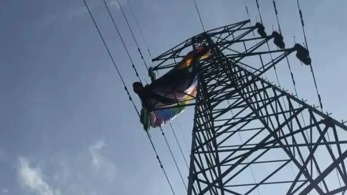 Balon udara nyangkut di jaringan listrik tegangan tinggi. (Dokumen Radar Semarang)