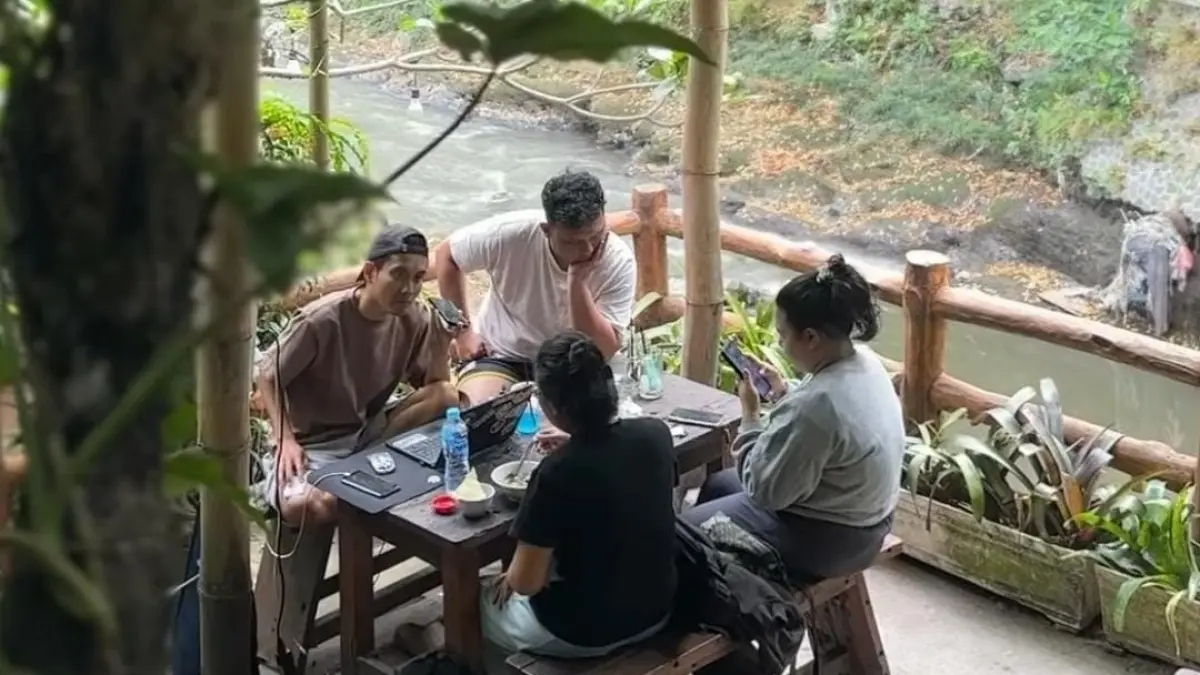 Buka bersama di Pipir Lepen sambil menikmati suasana alam. (Instagram @pipirlepen)