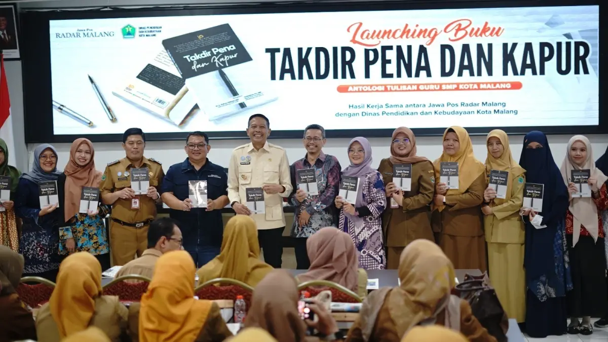 BUKTI NYATA : Launching buku peserta Diklat Jurnalistik Guru SMP/MTs
pada 2025 lalu, oleh Walikota Malang Dr Ir H. Wahyu Hidayat MM di Aula Ki
Hajar Dewantara kantor Dinas Pendidikan dan Kebudayaan Kota Malang.