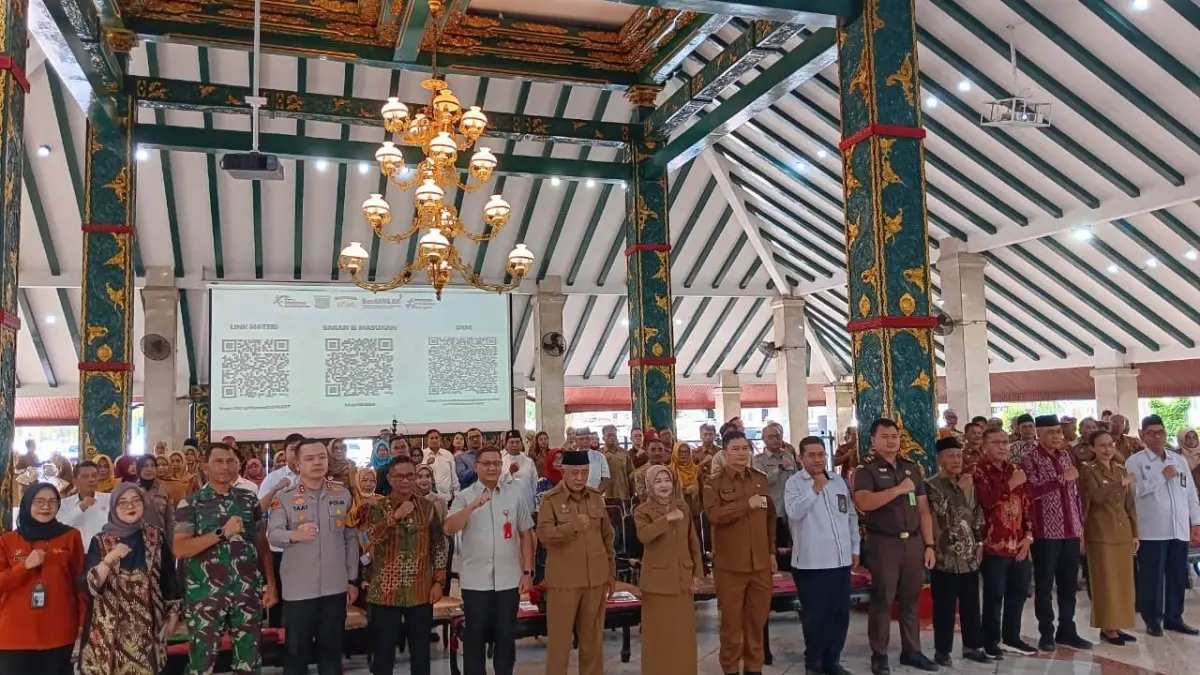 Bupati Malang H M. Sanusi dan Wakil Bupati Lathifah Shohib foto bersama peserta Musrenbang RKPD di Pendapa Kabupaten Malang, Senin (16/3). (Indah Mei Yunita/Radar Malang)
