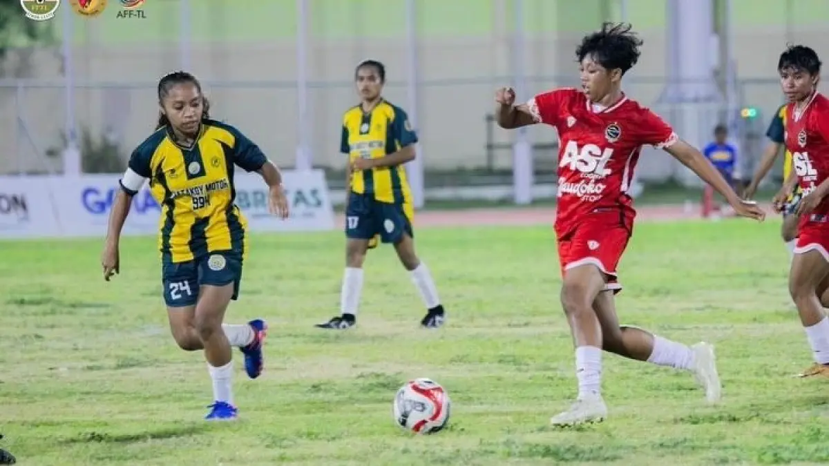 FOKUS: Devi Radina (kiri) bermain untuk Klub Timor Leste Maudoko FC di Dili. Dia sudah mencatatkan delapan penampilan sejauh ini.