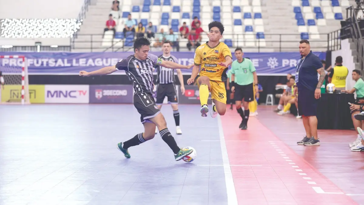 INTERNASIONAL: Anchor Unggul FC Malang Anton Cahyo (kiri) berusaha menghadang pemain Asahan Allstar Samarinda dalam laga PFL putaran pertama.