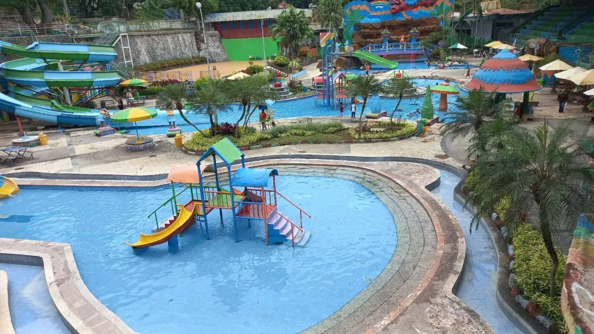 MAIN AIR SEPUASNYA: Kolam renang di Taman Sengkaling selalu jadi
pilihan pengunjung ketika datang ke sana.