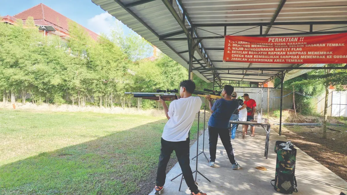 MAKSIMALKAN LATIHAN: Atlet Perbakin Kota Batu Azzam Kenzie Al Fawwaz berlatih menembak di Vicadha Shooting Range, Kecamatan Singosari, pekan lalu.