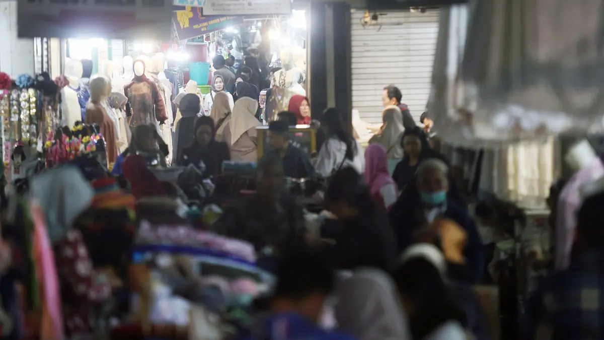 MINTA BANTUAN PUSAT: Lantai bawah Pasar Besar Malang ramai dengan pembeli, kemarin (16/3). Pemkot Malang terus mengupayakan revitalisasi pasar tersebut.  (DARMONO / RADAR MALANG)