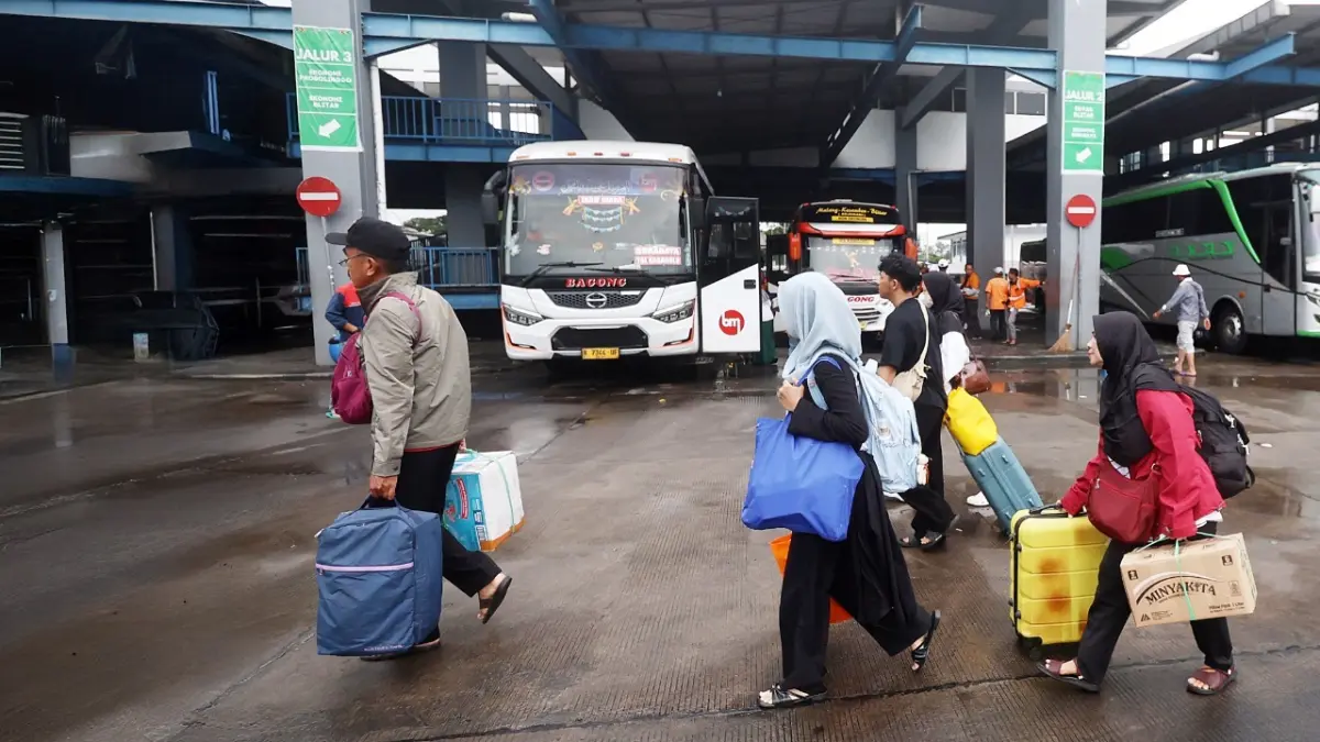 MULAI MENINGKAT: Sejumlah penumpang mulai mudik lewat Terminal Arjosari, kemarin. Dishub Kota Malang memprediksi puncak arus mudik bakal terjadi besok (18/3). (DARMONO / RADAR MALANG) 

