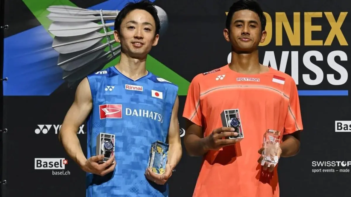 Pebulu tangkis tunggal putra Indonesia dan Jepang berdiri di podium usai final Swiss Open 2026. Alwi Faarhan menjadi runner-up setelah kalah dari wakil Jepang dengan skor 18-21 dan 12-21. (Instagram @yonexswissopen)