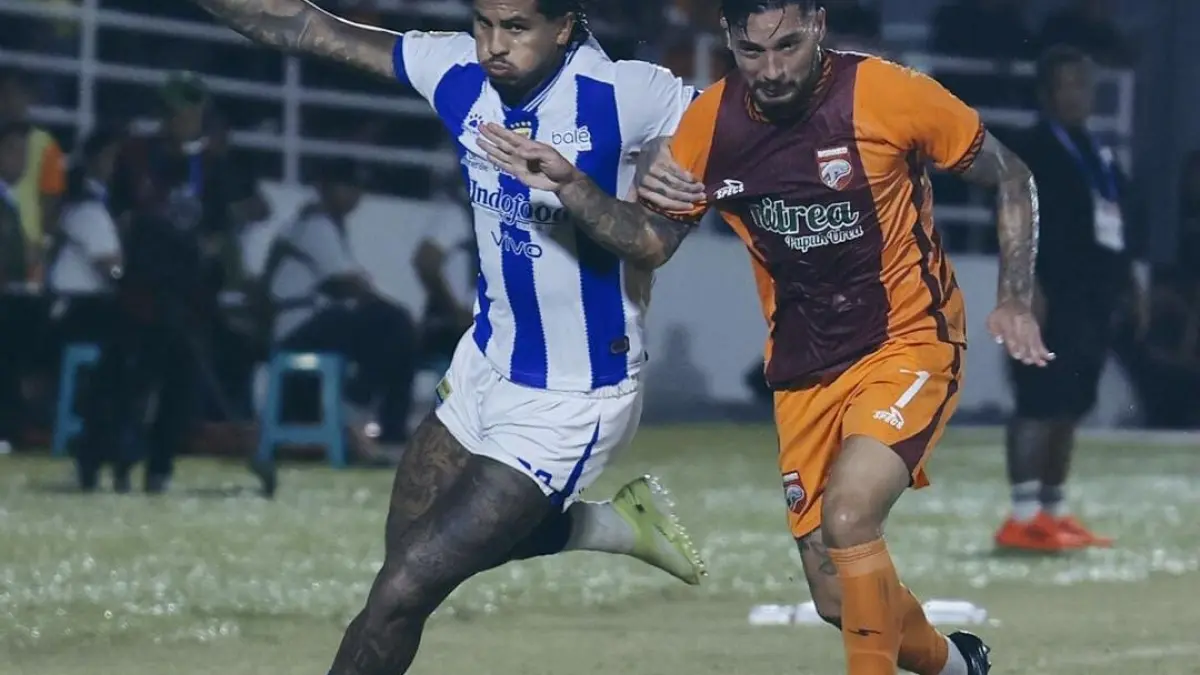 Pemain Persib Bandung berduel dengan pemain Borneo FC Samarinda dalam pertandingan BRI Super League. Laga berlangsung sengit dan berakhir imbang 1-1. (Instagram @persib)