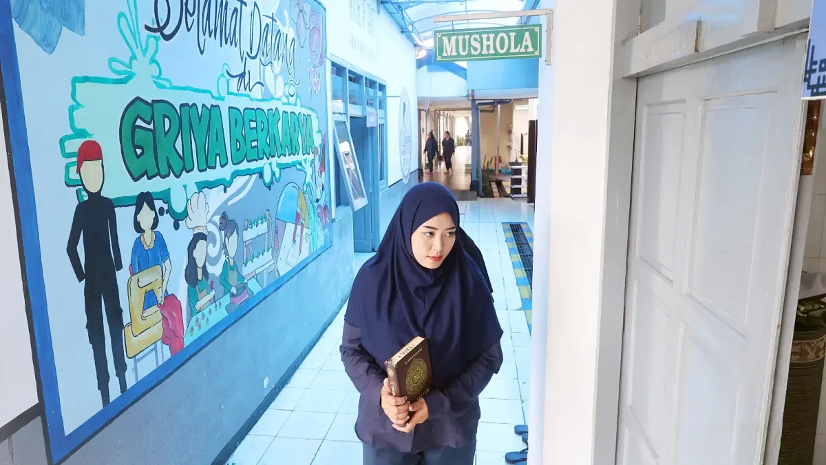 RUTIN DOAKAN
KELUARGA:
Selama
Ramadan, harihari
Hikmah
di Lembaga
Pemasyarakatan
Perempuan
(LPP) Kelas
II A Malang
dihabiskan
dengan ibadah,
seperti salat
dan membaca
Al-Quran.