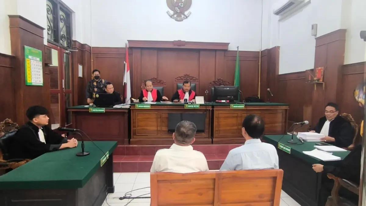 SAMPAIKAN PLEDOI: Dua terdakwa kasus korupsi pengadaan
lahan Polinema Hadi Santoso dan Awan Setiawan saat membacakan
pledoi di Pengadilan Negeri Surabaya pada 13 Maret.
