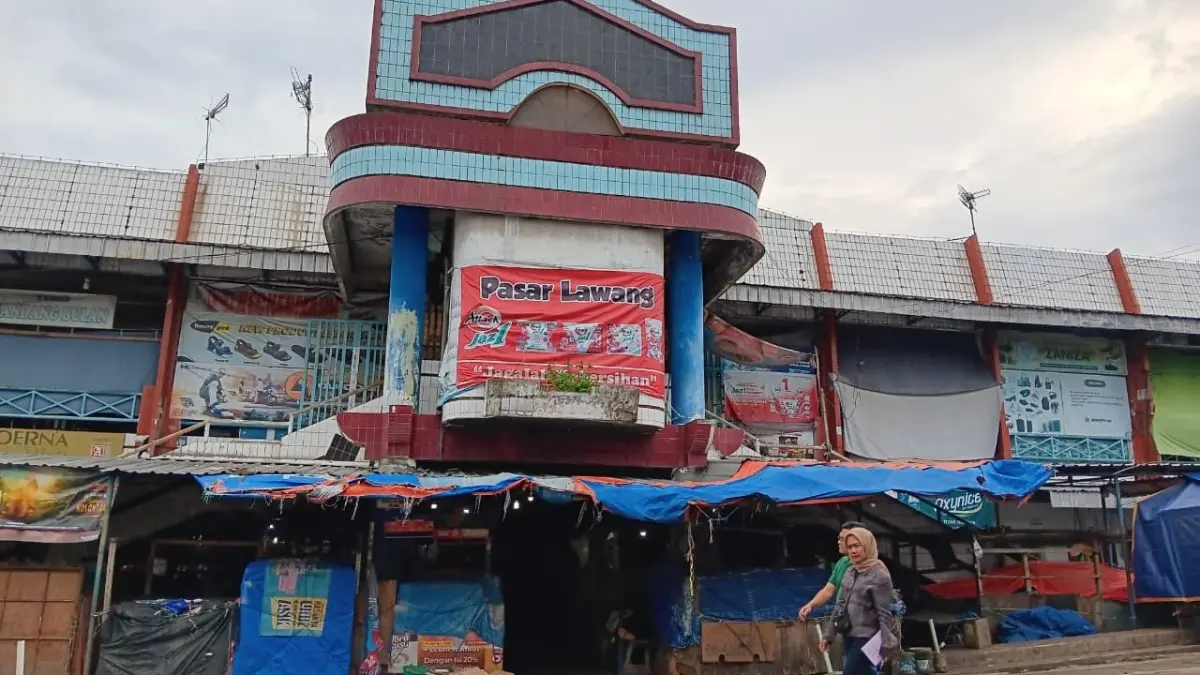 SEGERA DIPERBAIKI: Tampak depan Pasar Lawang yang sudah lama tak tersentuh perbaikan. Pemkab
memasukkan revitalisasi Pasar Lawang agar bisa didanai pemerintah pusat.