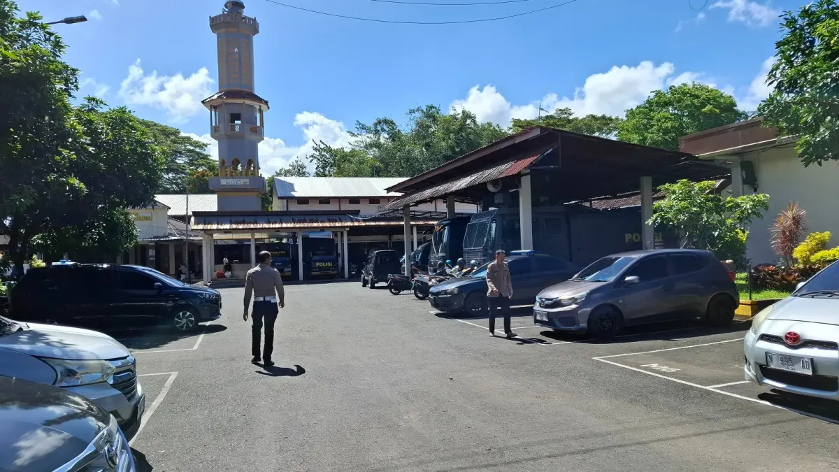 Suasana tempat parkir mobil di Mapolres Malang. (Biyan Mudzaky Hanindito/Radar Malang)