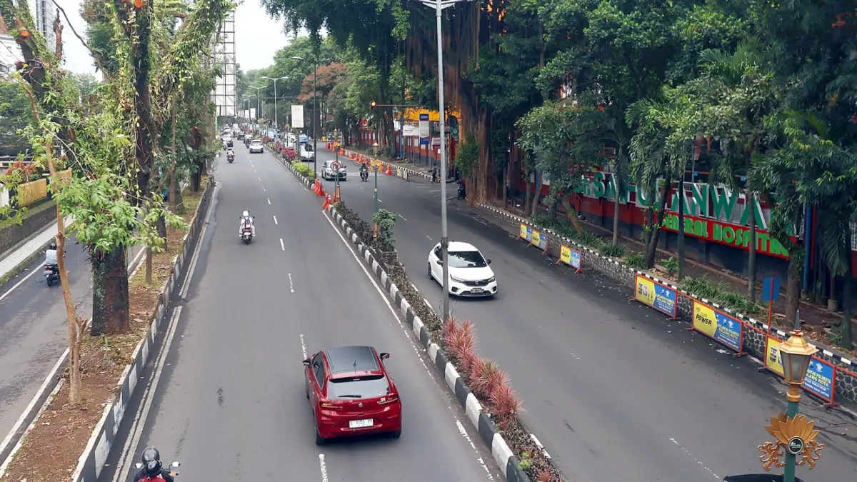 TANGKAL MACET: Arus lalu lintas di Jalan JA Suprapto lancar kemarin (15/3). Pemkot Malang menjanjikan semua ruas jalur protokol mulus.