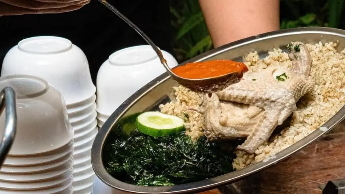 Tempat makan tendaan dengan masakan khas Minang. (Instagram @ayampoplo)