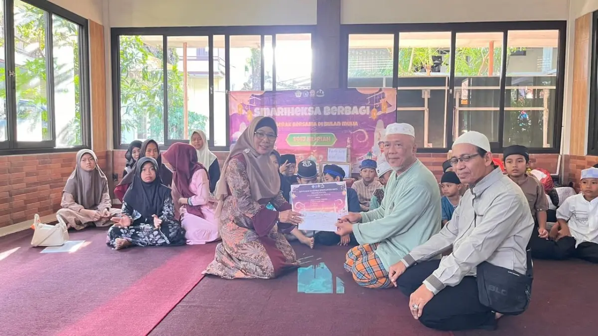TERBAIK: Kepala SMAN 6 Malang Ernawati (kiri) menyerahkan bantuan ke Panti Asuhan Al-Ikhlas, Kamis (12/3).