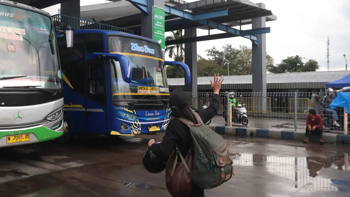 TERUS MENINGKAT: Salah satu penumpang hendak balik ke kampung halamannya dari Terminal Arjosari, kemarin (16/3). (DARMONO / RADAR MALANG) 