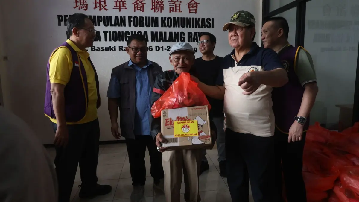 TRADISI TAHUNAN: Ketua Umum FKWTMR Sutjipto Harsono (kiri), Direktur Jawa Pos Radar Malang Tauhid Wijaya (dua dari kiri), dan Wakil Ketua Umum FKWTMR Sutjipto Goenawan (dua dari kanan) menyalurkan bantuan sembako kepada salah satu warga, kemarin (17/3). (DARMONO / RADAR MALANG)