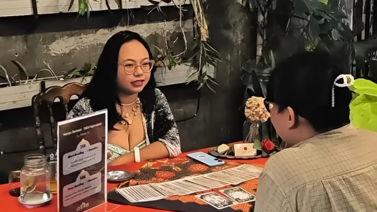 Baca tarot kini jadi daya tarik Osk Tea. (Instagram @osk_tea)
