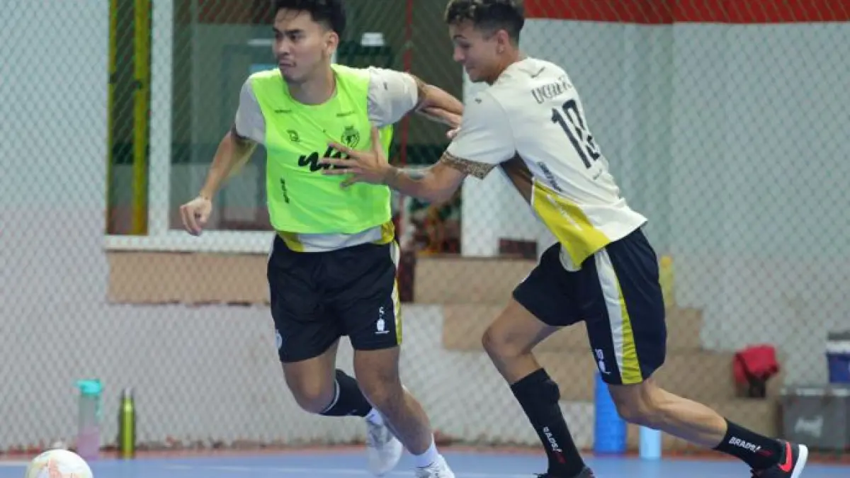 BISA BERSANTAI SEJENAK: Ala Unggul FC Malang Abdussalam (kiri) berusaha melewati Andres Josue Teran dalam sesi latihan di Unggul Sports Center, kemarin. (MO Unggul FC Malang for Radar Malang)