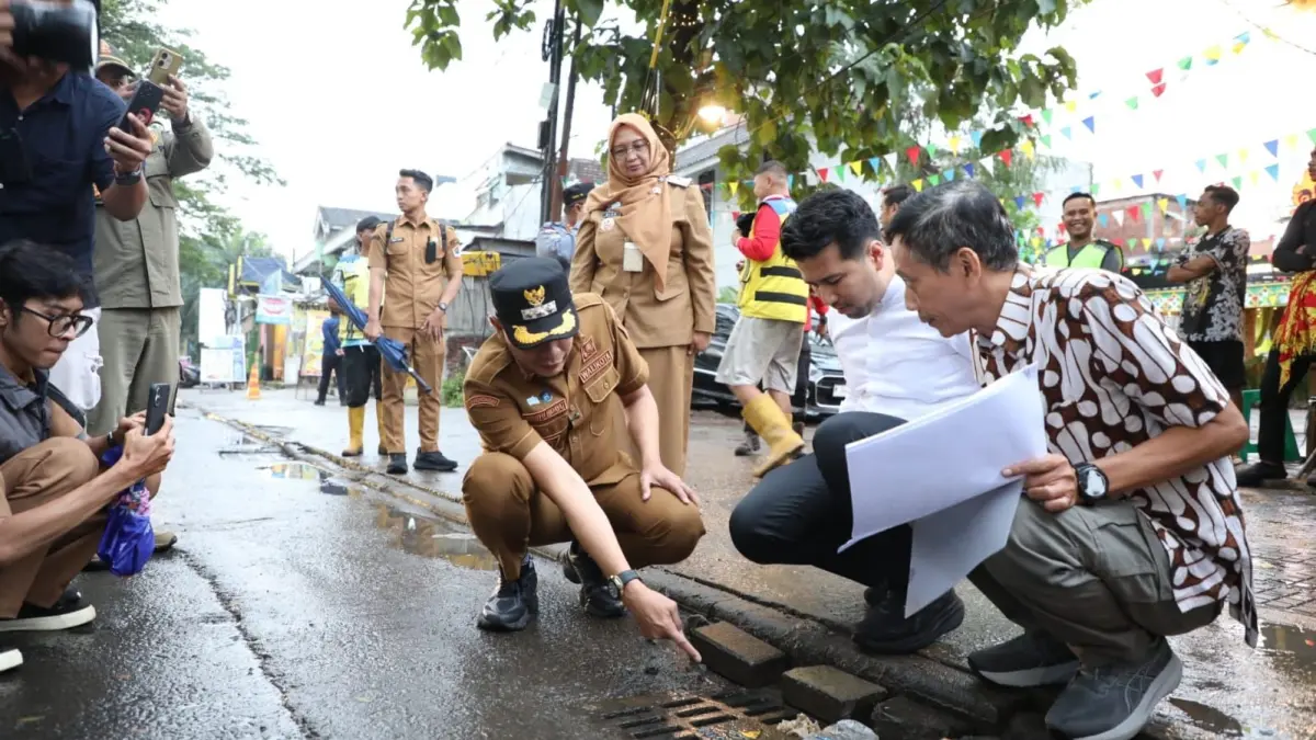 CARI PENYEBAB: Wakil Gubernur Jatim Emil Elestrianto Dardak (dua dari kanan) bersama Wali Kota Malang Wahyu Hidayat meninjau kondisi drainase Soehat, Senin lalu (16/3). (Diskominfo Kota Malang For Radar Malang)