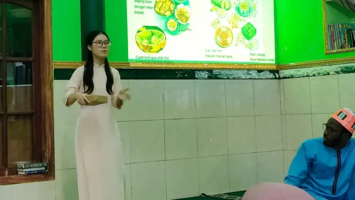Diskusi : Tran Thanh Vy, Mahasiswi asal Vietnam memperkenalkan tradisi perayaan Tet kepada santriwati Pondok Pesantren Ni’matul Iman, Kabupaten Malang.