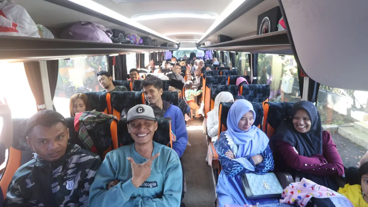 JADI BAHAN EVALUASI: Peserta mudik gratis bersiap berangkat dari Balai Kota Malang, kemarin (17/3). (Darmono / Radar Malang) 