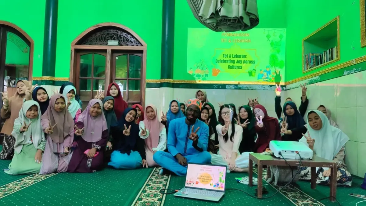 Kolaborasi : Mahasiswa asal Vietnam dan santriwati Pondok Pesantren Ni’matul Iman dalam kegiatan edukasi lintas budaya di Malang.
