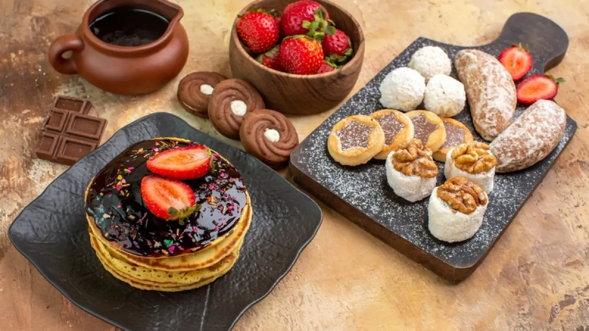Makanan manis sering dikaitkan dengan masalah kesehatan gigi. (Freepik).