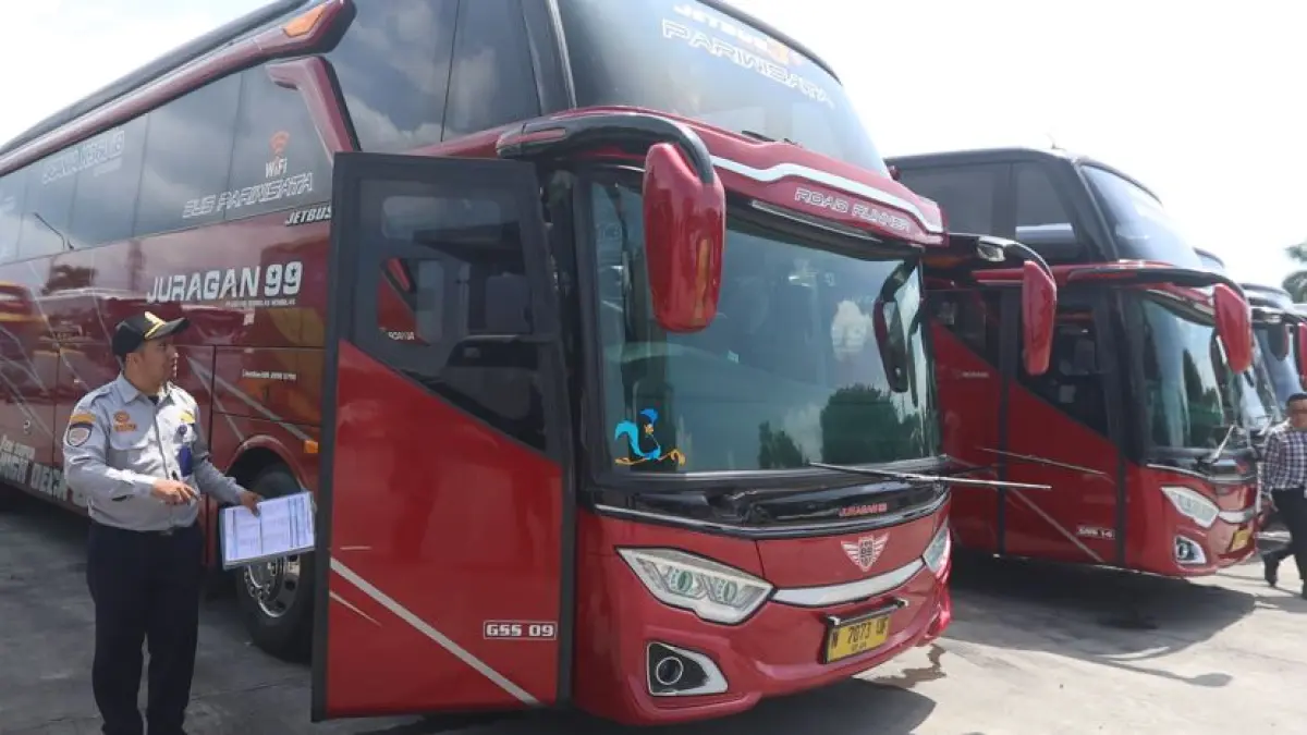 PASTIKAN KONDISI BUS: Petugas Dishub Kota Malang melakukan ramcek kepada salah satu bus yang akan berangkat dari Terminal Arjosari. (Darmono/Radar Malang)