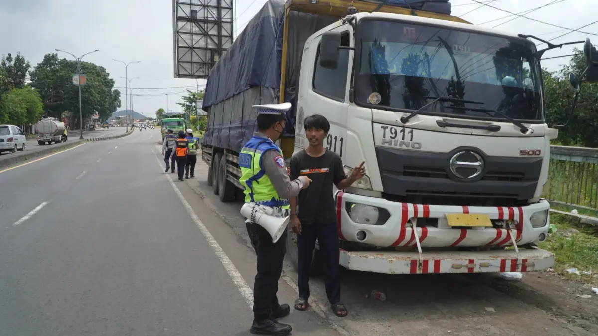 Peraonel Satlantas Polres Malang menindak salah satu sopir truk tiga sumbu di Lawang. (Satlantas Polres Malang for Radar Malang)