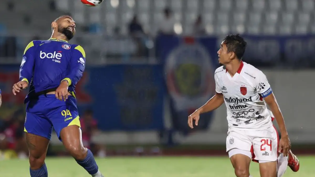 TAJAM: Dalberto Luan Belo (tengah) berusaha mengontrol bola dalam laga BRI Super League melawan Bali United di Stadion Kanjuruhan.  