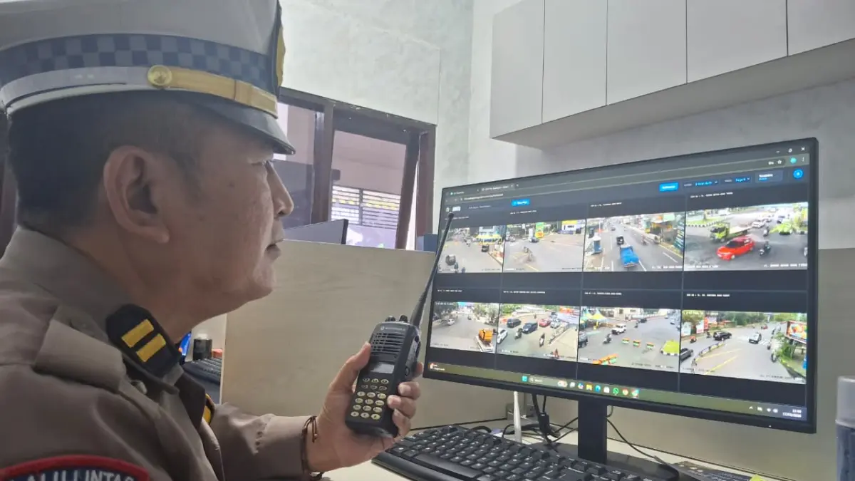 TERUS DIMONITOR: Kaurbinopsnal Satlantas Polresta Malang Kota Iptu Saiful Husen memantau kondisi arus mudik di Polresta Malang Kota, kemarin (17/3). (NABILA AMELIA / RADAR MALANG)