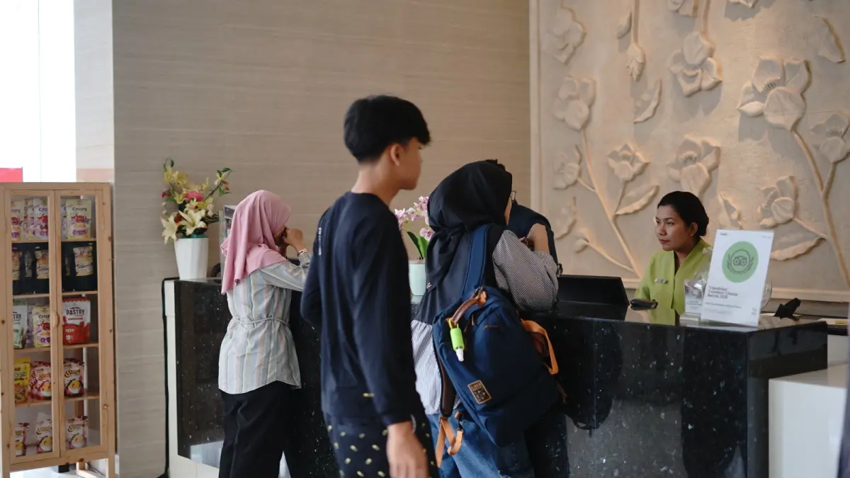 
ANIMO PELANGGAN MENURUN: Sejumlah pengunjung mengantre sebelum masuk ke Whiz Prime Hotel Malang, beberapa waktu lalu. (Dokumentasi Radar Malang)
