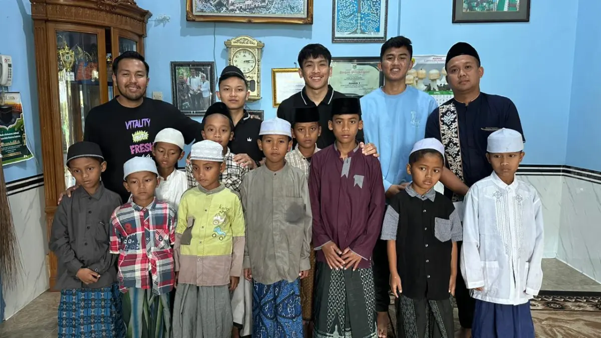 ANTUSIAS: Para pemain Unggul FC Malang berkunjung ke Panti Asuhan Al-Mustaqim di Desa Ketindan, Lawang, Kabupaten Malang, Selasa lalu (17/3).