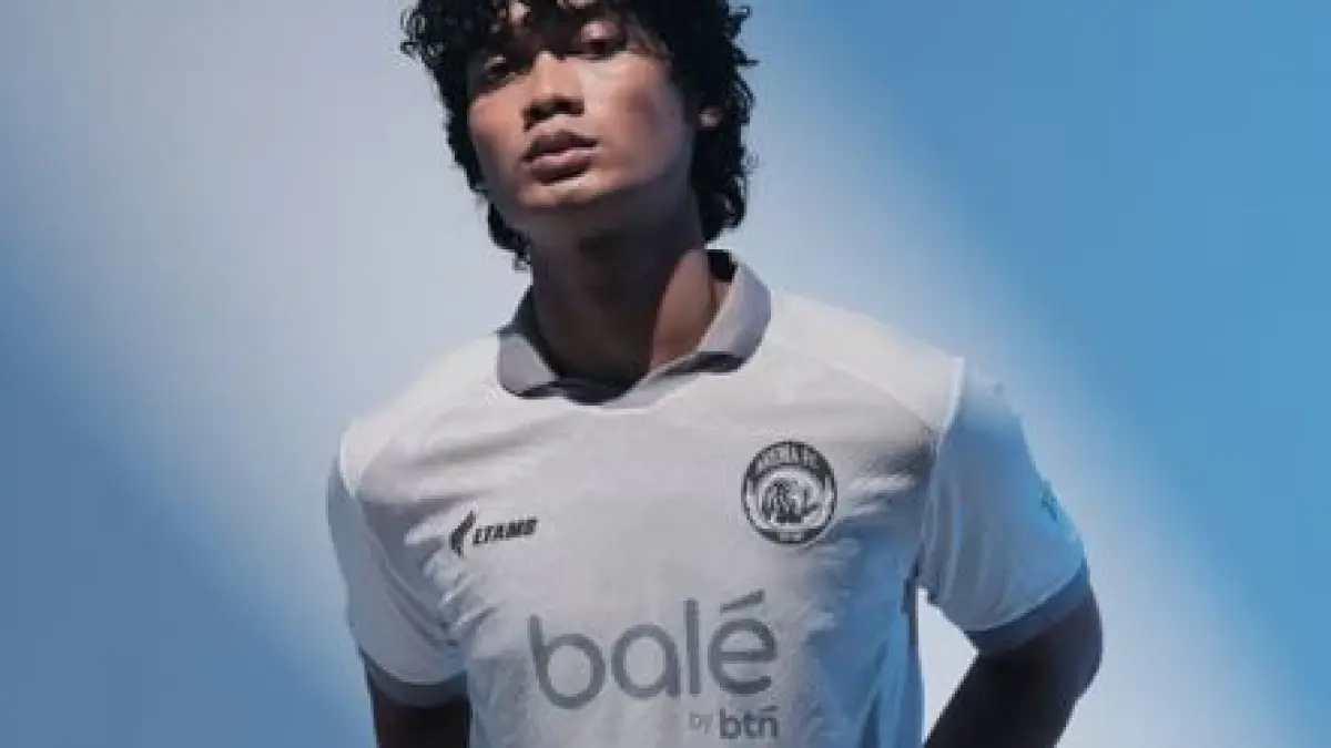 BAWA MISI KHUSUS: Jersey Keempat Arema FC untuk BRI Super League musim 2025/2026 resmi dirilis kemarin. Akan menggantikan jersey away musim ini.