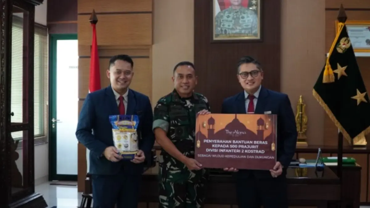 BERBAGI: General Manager The Alana Hotel Malang,&nbsp;Sistho A. Srestho, ST, CHA, mrnyerahkan bantuan secara simbolik kepada Panglima Divisi Infanteri 2 Kostrad, Mayjen TNI Primadi Saiful Sulun, S.Sos., M.Si.