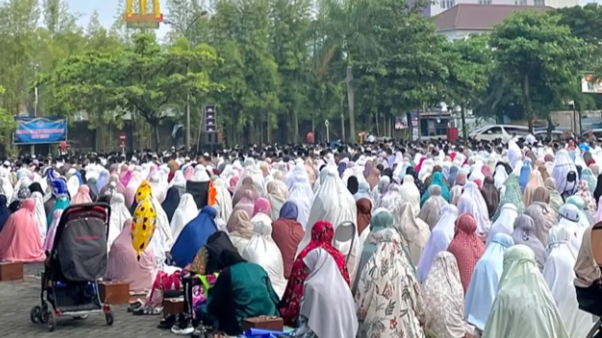 Dua puluh satu lokasi di Blimbing, mulai dari masjid hingga halaman sekolah, disiapkan untuk salat Idul Fitri jemaah Muhammadiyah. (Pinterest @kitteashabrina)