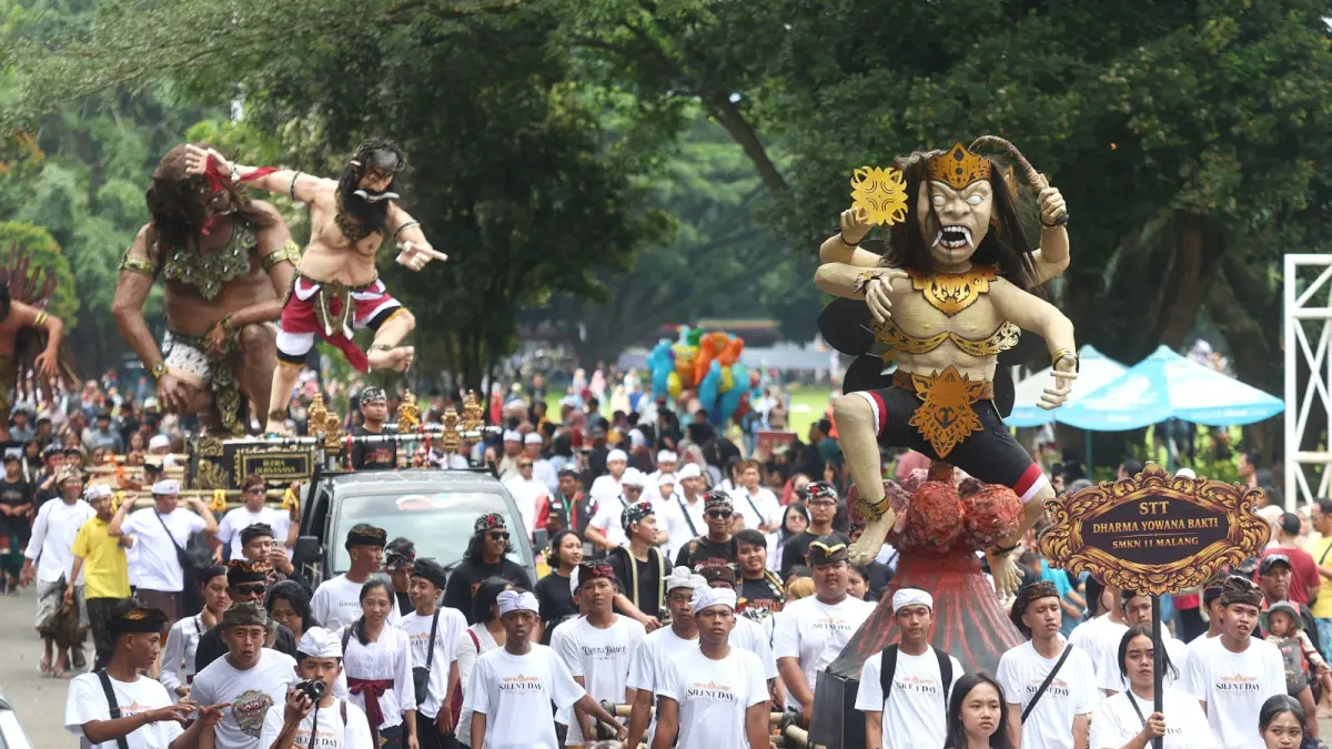 JELANG NYEPI: Ogoh-ogoh diarak ratusan umat Hindu menuju Lapangan Rampal, kemarin (18/3). Ogoh-ogoh itu jadi bagian utama dalam ritual Tawur Agung Kesanga. (Darmono / Radar Malang)