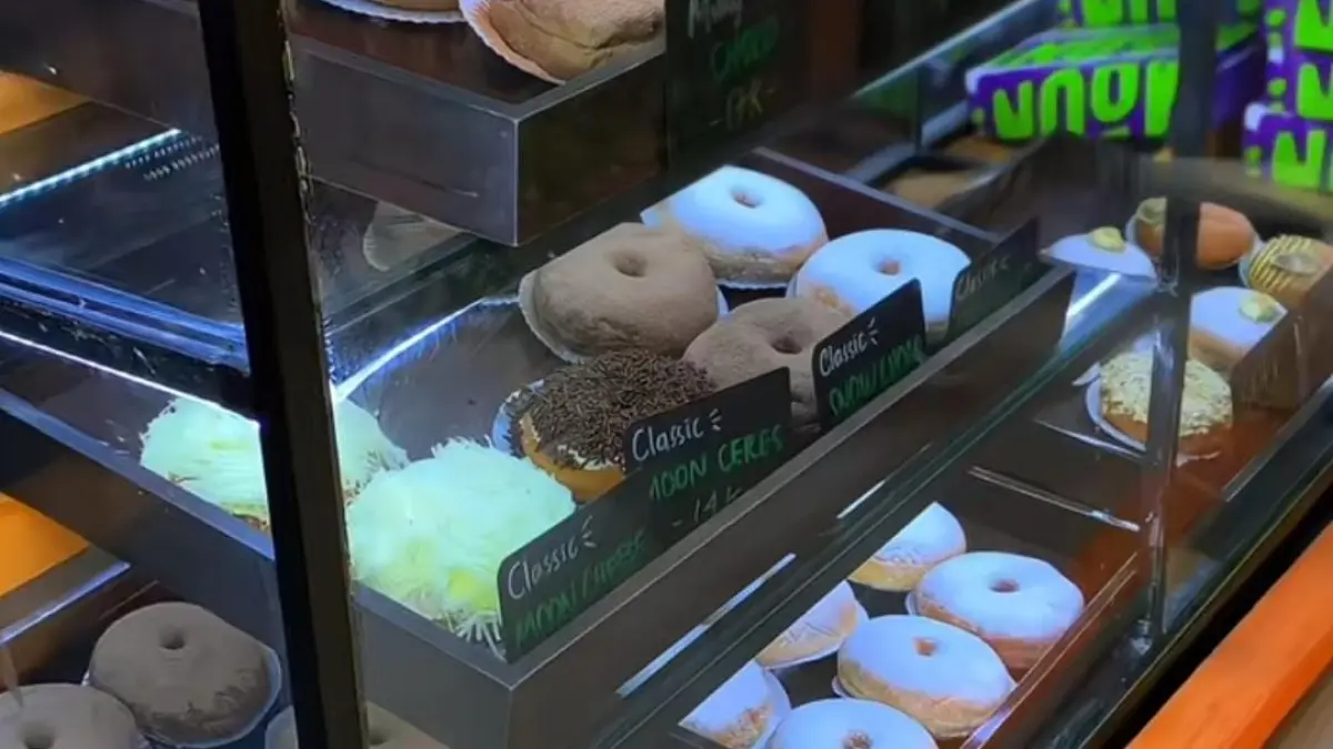 Kafe donat hadir di Malang dengan 17 varian donat. (Instagram @moondonutandcoffee)