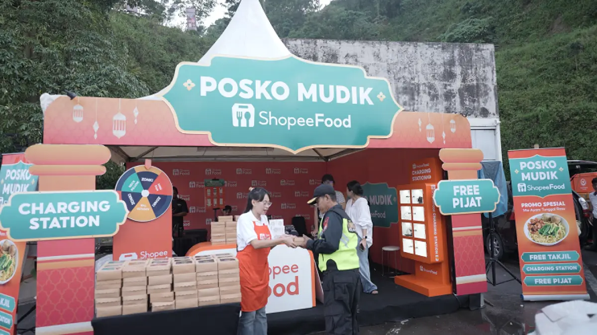 Pembagian takjil gratis di Posko Mudik ShopeeFood.
