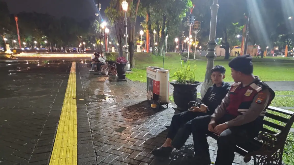Personel Polresta Malang Kota melakukan patroli ke Alun-Alun Merdeka. (Polresta Malang Kota)