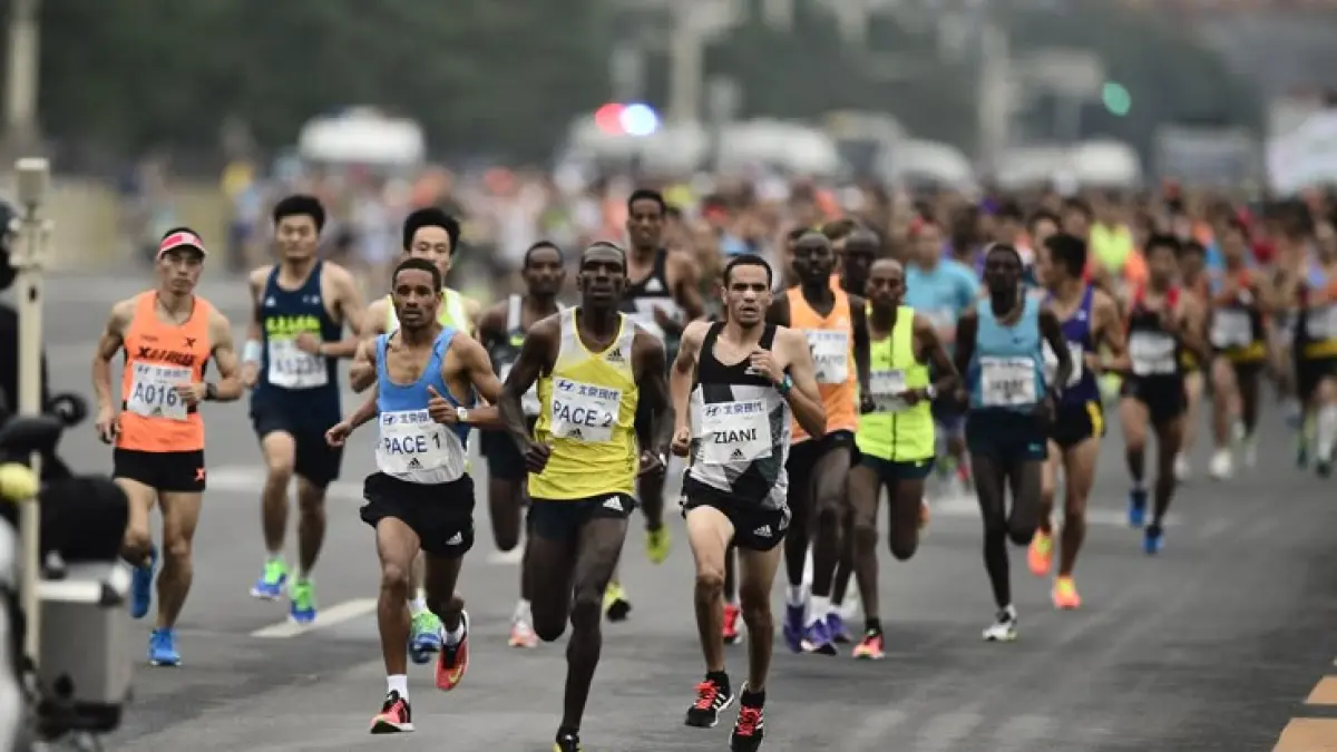 Siap lari? Surabaya Green Force Run 2026, 28 Juni di Tugu Pahlawan. Kategori 5K, 10K, 21K, Kids Dash. (Pinterest @jessthecreative)