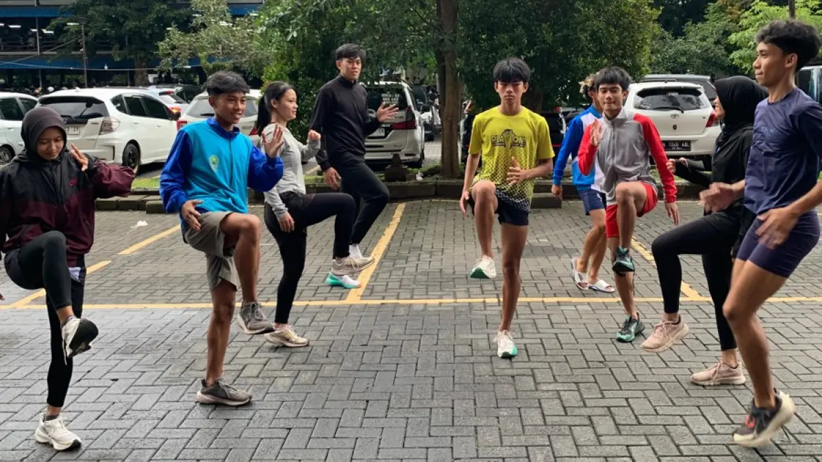 BERSEMANGAT: Atlet PASI Kota Malang berlatih di halaman parkir Stadion Gajayana, Kecamatan Klojen, Rabu lalu (18/3).