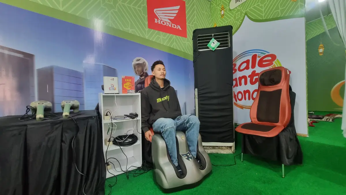 ISTIRAHAT: Selain menghadirkan Bale Santai Honda sebagai tempat istirahat, kami juga membagikan jaket eksklusif bagi boncenger yang singgah agar perjalanan terasa lebih aman dan nyaman.
